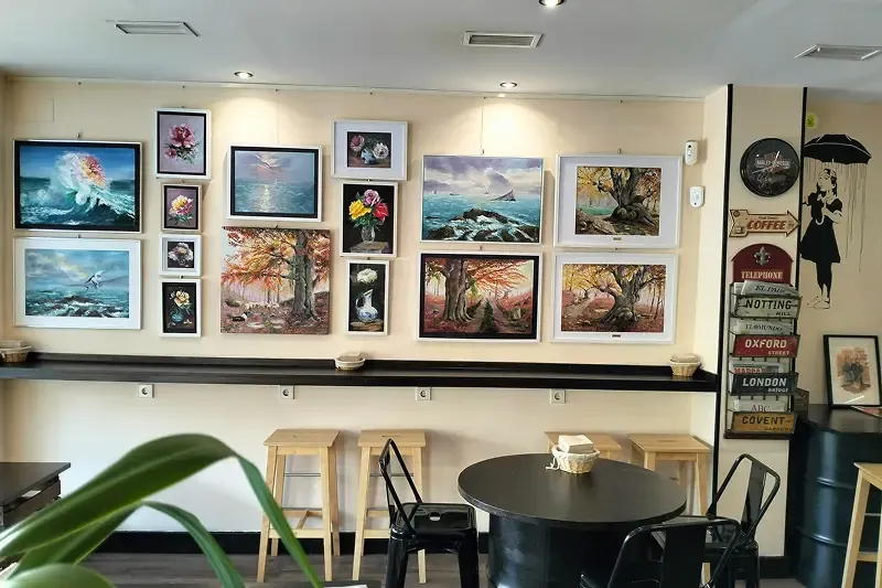 Exposición de cuadros en panadería PanArts