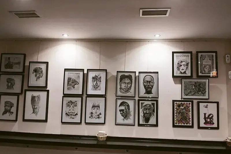 Exposición de dibujos de caras