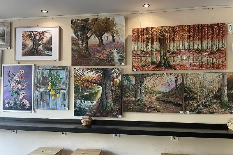 Exposición de cuadros otoñales
