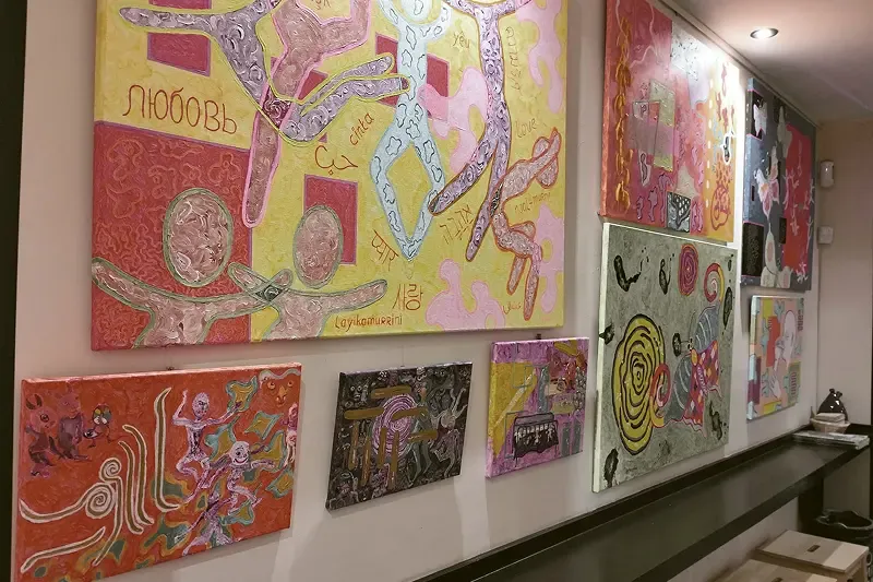 Exposición de cuadros divertida y colorida