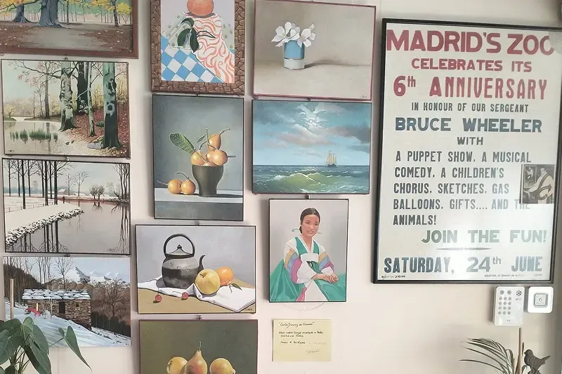 Pared con pinturas variadas y cartel artístico