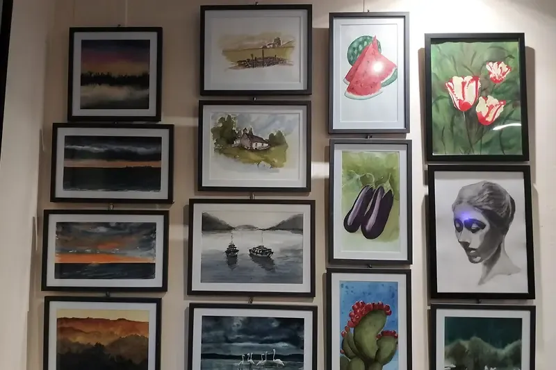 Galería de acuarelas y dibujos enmarcados