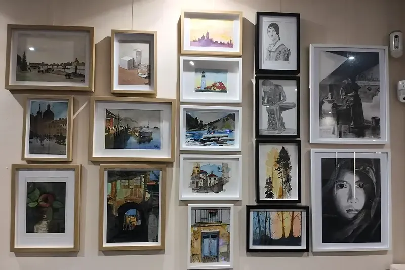 Exposición de paisajes, retratos y arte urbano