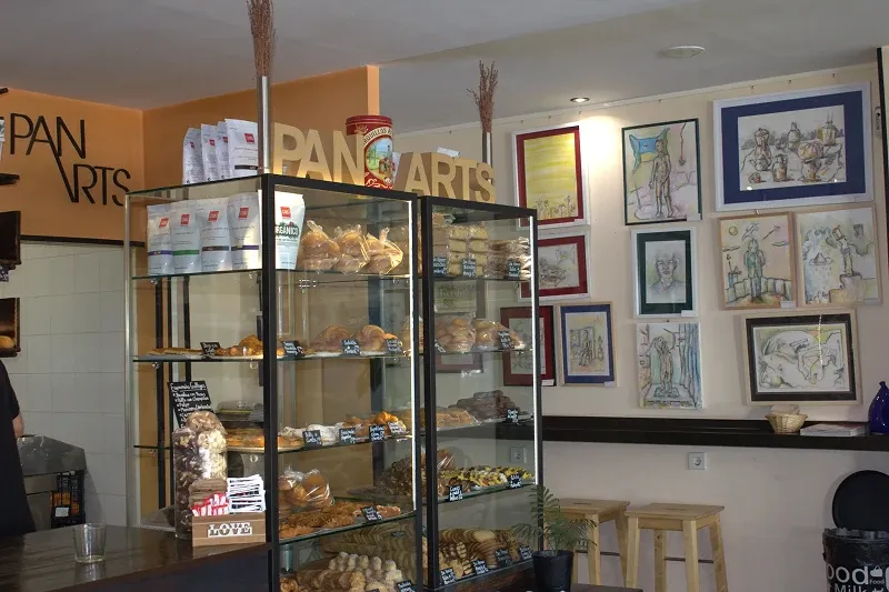Escaparate y exposición de cuadros en una panadería